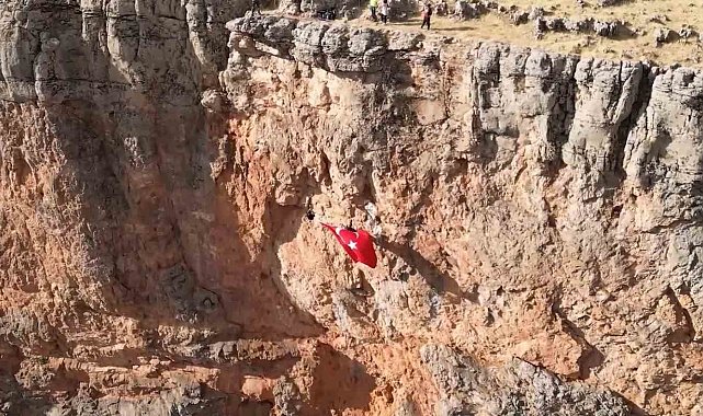 Elazığlı dağcılar kayalıklarda Türk bayrağı açtı