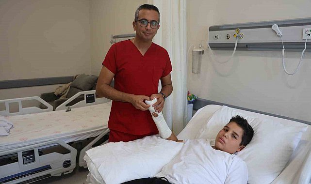 Elini üzüm sıkma makinesine kaptıran Melih'in kopan parmakları, başarılı geçen ameliyatla tutturuldu