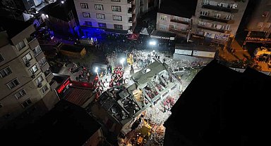 Enkaz başında 14. saat: Hummalı çalışma sürüyor