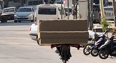 Erbaa'da motosikletle koltuk taşıdı