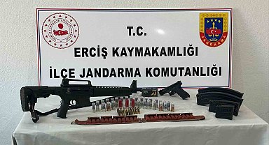 Erciş'te ruhsatsız silah ve fişek ele geçirildi
