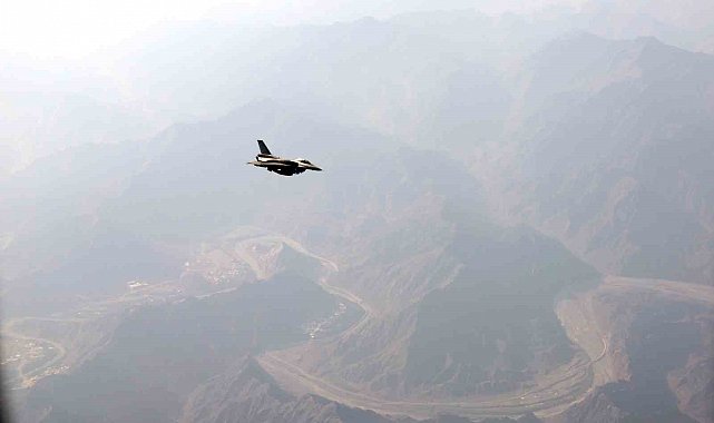 Erdoğan'ın Maskat Havaalanına inişinde F-16 savaş uçakları eşlik etti