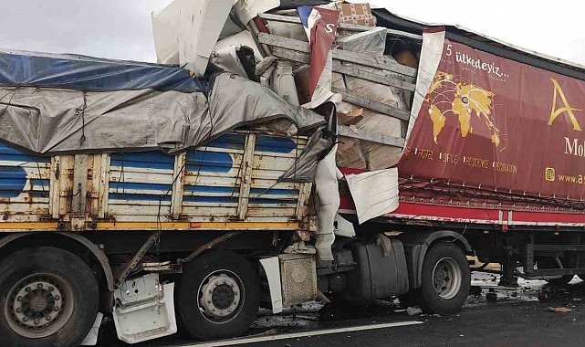 Ereğli'de 2 tır ve 1 minibüsün karıştığı kazada 1 ölü, 3 yaralı