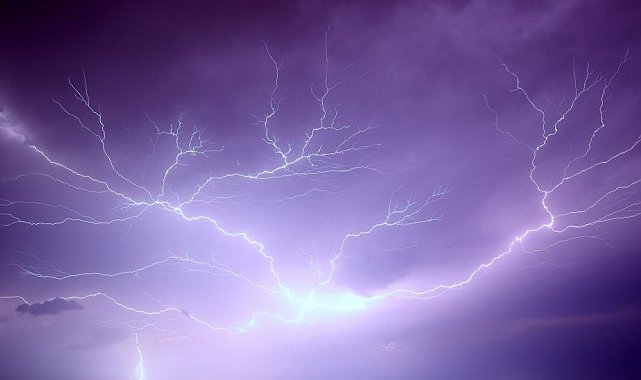 Erzincan'da geceyi aydınlatan şimşek ve yıldırımlar kamerada