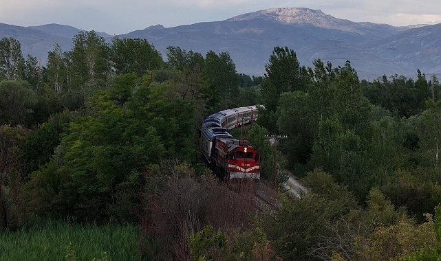 Erzincan'da sonbahar manzarası eşliğinde yol alan Doğu Ekspresi
