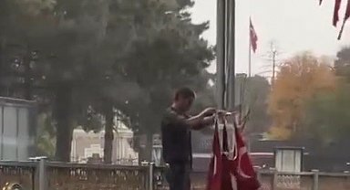 Erzincanlı vatandaşın bayrak hassasiyeti duygulandırdı