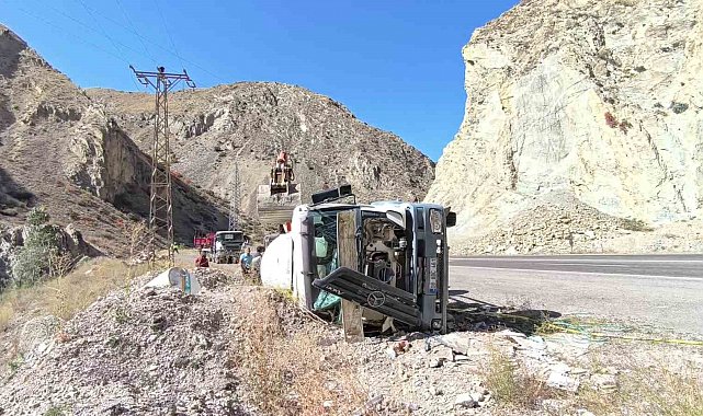Erzurum-Artvin karayolunda kaza: Beton mikseri devrildi