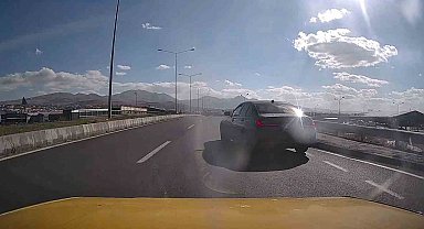 Erzurum-Artvin karayolunda tehlikeli anlar: Kontrolsüz şekilde ana yola çıkan araç kazaya neden oluyordu