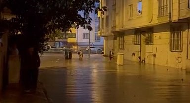 Esenyurt'u sağanak vurdu: Yollar göle döndü, evleri su bastı