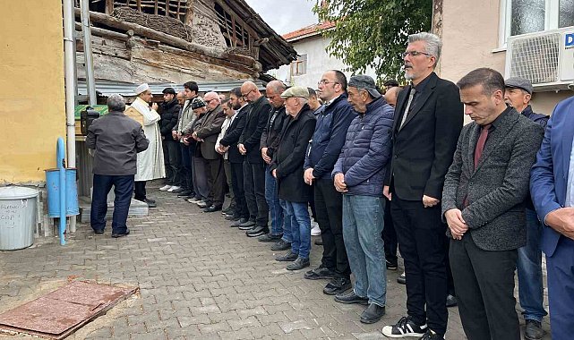 Eski eşi tarafından öldürülen 2 çocuk annesi kadın toprağa verildi