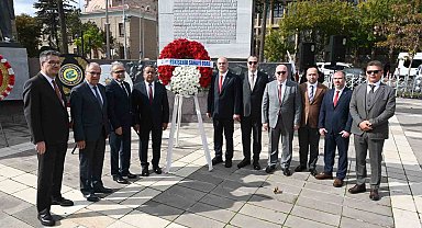 Eskişehir'de 29 Ekim kutlamaları çelenk sunma töreniyle başladı