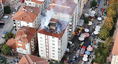 Eskişehir'de 7 katlı binanın çatısı alev alev yanarken onlar alışverişlerine devam etti