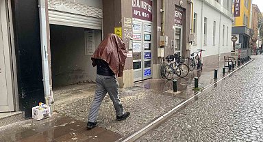 Eskişehir'de aniden bastıran yağış vatandaşlara zor anlar yaşattı