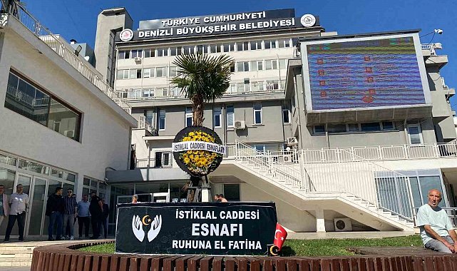 Esnafın tabutu Denizli Büyükşehir Belediyesinin önüne bırakıldı