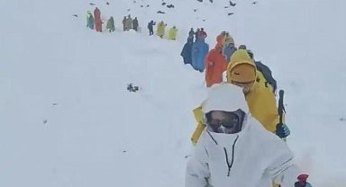 Everest'teki kar fırtınası nedeniyle bin kişi dağda mahsur kaldı