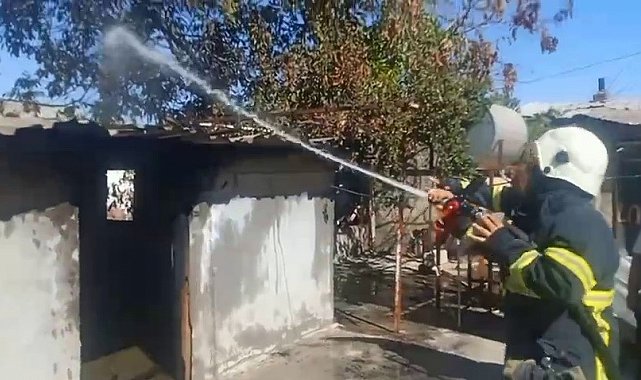 Evin damında çıkan yangına yoldan geçen tanker müdahale etti