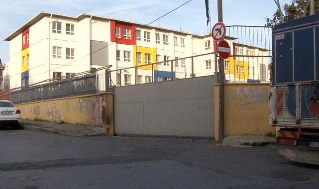 Eyüpsultan'da bir okulun kapısı öğrencilerin üstüne düştü: 4 yaralı