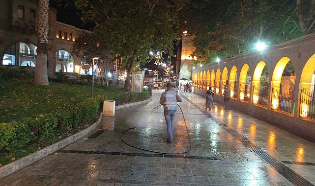 Eyyübiye Belediyesi kirlenen sokakları yıkadı