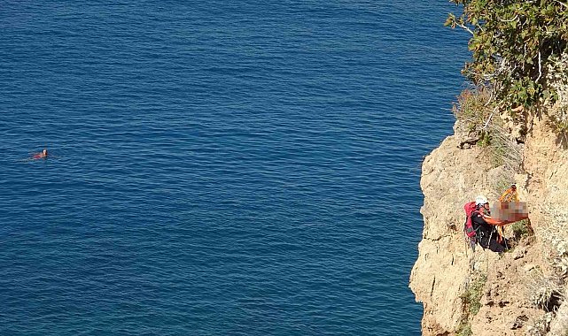 Falezlerde ölü bulunan adamın cenazesinin 2 saat süren alınma operasyonunu yüzerek izlediler