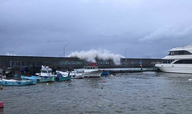 Faroz Limanı'nı dev dalgalardan korumak için 21 tonluk beton blokların dökümü sürüyor