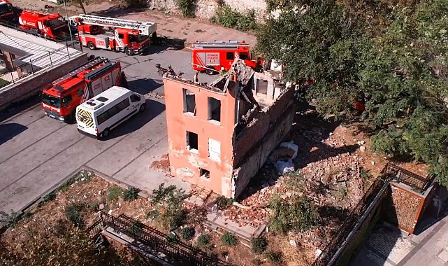 Fatih'te metruk bina çöktü: Enkazda arama çalışması yapılıyor