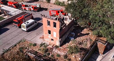 Fatih'te metruk bina çöktü: Enkazda arama çalışması yapılıyor