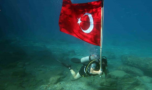 Fethiye'de 29 Ekim, Dalyan Koyu'nda su altında coşkuyla kutlandı