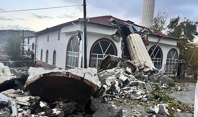 Fırtına minareyi yıktı: Cemaat ölümden döndü