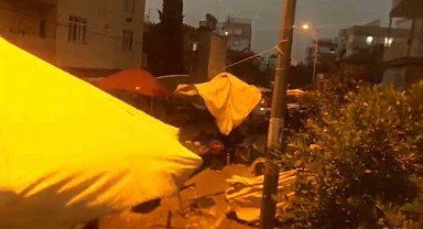 Fırtına pazar yerindeki güneşlikleri devirdi, tezgahları savurdu