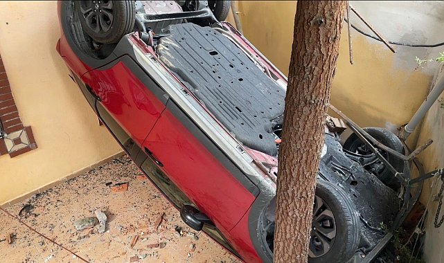 Fren yerine gaza basan sürücü bahçeye uçtu