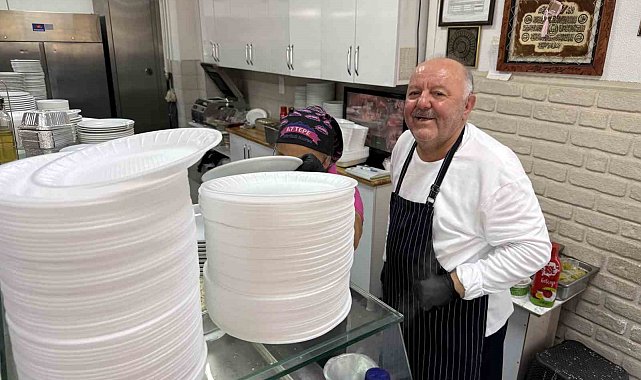 Gariban pilavcısı 'Haluk Baba' öğrencilerin ve dar gelirlilerin uğrak noktası