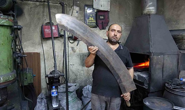 Gaziantep'te el emeğiyle yapılan insan boyundaki et satırı alıcısını bekliyor