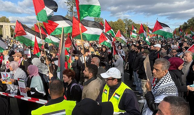 Gazze'de ateşkes sonrası Berlin'de 16 bin kişi Filistin'e destek gösterisinde buluştu