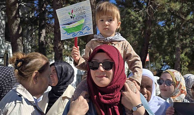 Gazze'de yaşanan zulmün yıl dönümünde sessiz yürüyüşle İsrail protestosu