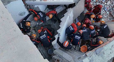 Gebze'de çöken binadaki kurtarma çalışmaları 11. saatinde havadan görüntülendi