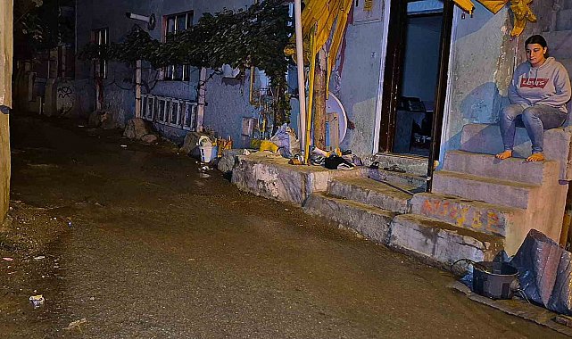 Gece yarısı patlayan su borusu paniğe neden oldu