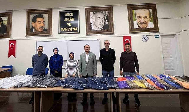 Gediz Halk Eğitim'de üretilen kışlıklar ihtiyaç sahiplerine ulaştırılacak