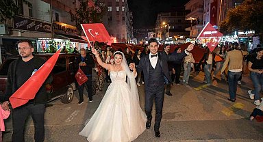Gelinle damat düğünden önce fener alayına katıldı