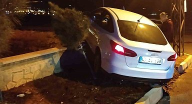 Gercüş'te otomobil istinat duvarına çarptı