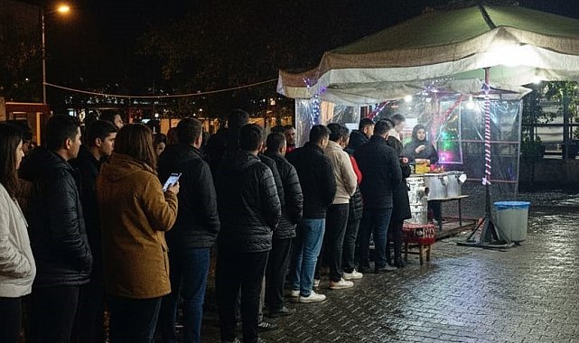 Glikoz şurubu kullanmadan halka tatlısı yapıyor, kuyruk caddelere taşıyor