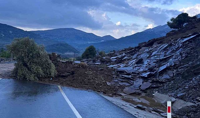 Gökçeada'da sel; bazı iş yerleri ve evler sular altında kaldı toprak kayması yolları kapattı