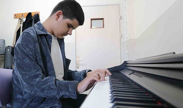 Gözleri görmüyor ama kalbiyle görüyor, sesliyle büyülüyor