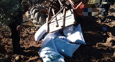 Gübre taşıyan traktör devrildi, sürücü altında kaldı