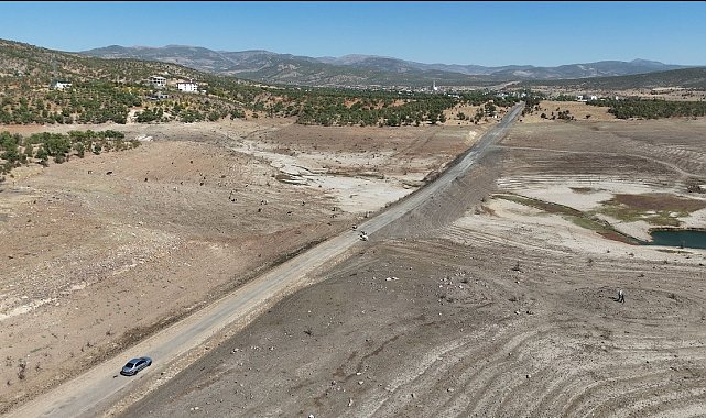 Gülbahar Barajı kuruma noktasına geldi: Eski yol ortaya çıktı