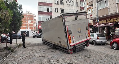 Güngören'de yol çöktü, kamyonet çukura düştü