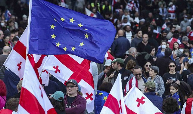 Gürcistan'da yerel seçim protestolarında sokaklar savaş alanına döndü