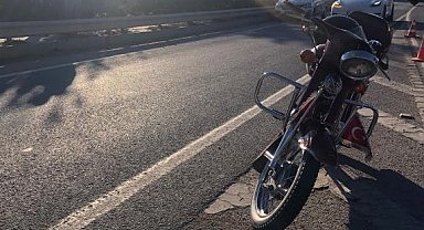 Hafif ticari araca çarpan motosikletin sürücüsü yaralandı