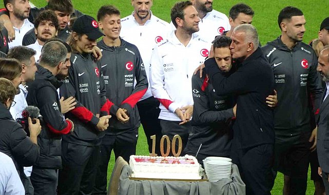 Hakan Çalhanoğlu'na 100. milli maç sürprizi