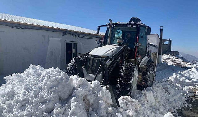 Hakkari'deki üs bölgesinde karla mücadele çalışması