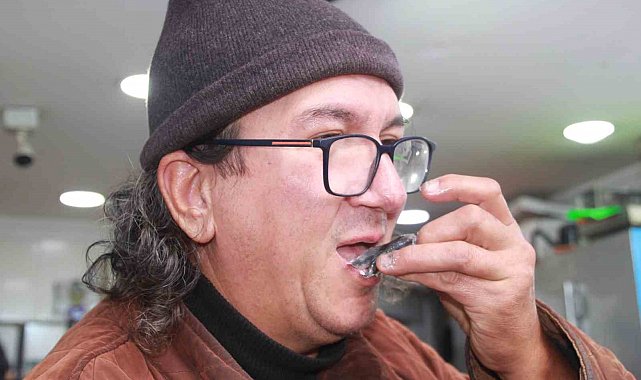 Hamsi 70 liraya düştü, vatandaş sevinçten çiğ yedi